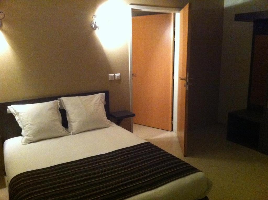 Fasthôtel Le Râle Des Genêts Dun-sur-Meuse Zimmer foto